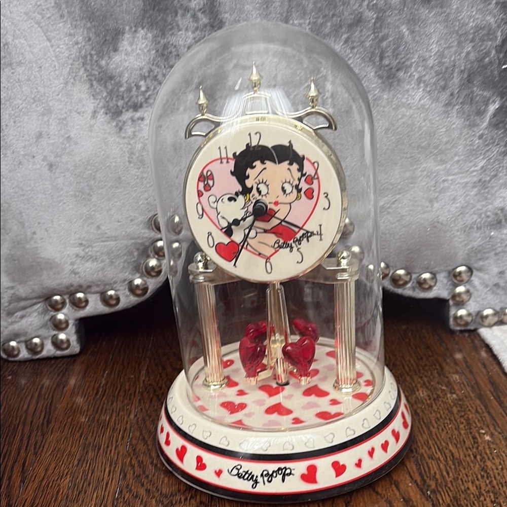 Betty Boop Heart Clock